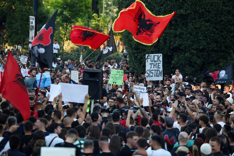Warga Albania berdemo menolak pembangunan kompleks wisata pantai yang diduga terkait dengan menantu Presiden AS Donald Trump, Jared Kushner, Jumat (5/6/2026). (REUTERS/Florion Goga)