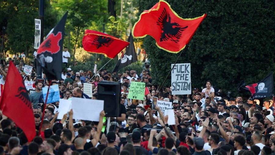 Warga Albania berdemo menolak pembangunan kompleks wisata pantai yang diduga terkait dengan menantu Presiden AS Donald Trump, Jared Kushner, Jumat (5/6/2026). (REUTERS/Florion Goga)