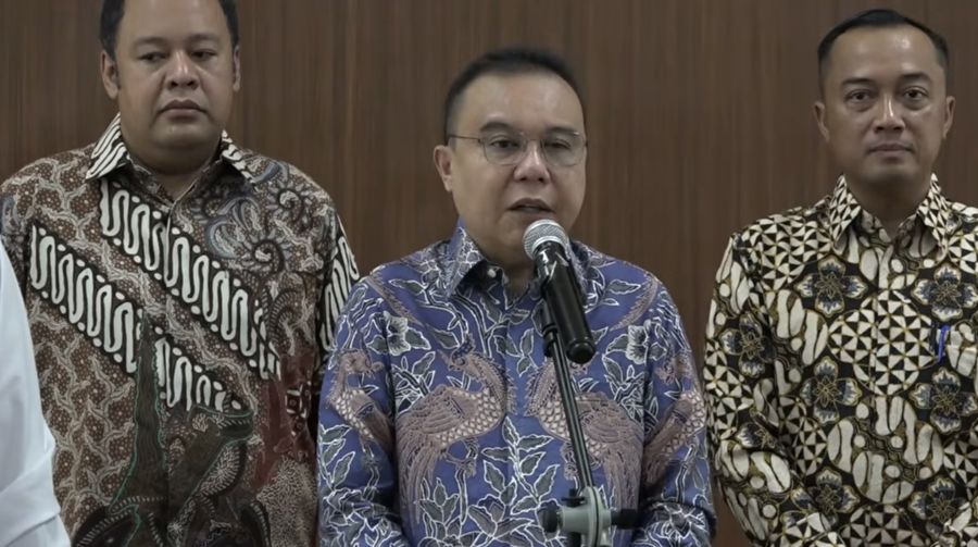 Wakil Ketua Dewan Perwakilan Rakyat Republik Indonesia (DPR RI) Sufmi Dasco Ahmad (Tengah) dalam keterangan pers di Gedung Nusantara III, Kompleks Parlemen, Senayan, Jakarta Pusat, Sabtu (6/6/2026). (Tangkapan Layar Youtube)