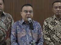 Wakil Ketua Dewan Perwakilan Rakyat Republik Indonesia (DPR RI) Sufmi Dasco Ahmad (Tengah) dalam keterangan pers di Gedung Nusantara III, Kompleks Parlemen, Senayan, Jakarta Pusat, Sabtu (6/6/2026). (Tangkapan Layar Youtube)