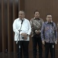 Wakil Ketua Dewan Perwakilan Rakyat Republik Indonesia (DPR RI) Sufmi Dasco Ahmad (Tengah) dalam keterangan pers di Gedung Nusantara III, Kompleks Parlemen, Senayan, Jakarta Pusat, Sabtu (6/6/2026). (Tangkapan Layar Youtube)