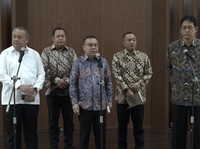 Wakil Ketua Dewan Perwakilan Rakyat Republik Indonesia (DPR RI) Sufmi Dasco Ahmad (Tengah) dalam keterangan pers di Gedung Nusantara III, Kompleks Parlemen, Senayan, Jakarta Pusat, Sabtu (6/6/2026). (Tangkapan Layar Youtube)