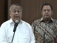 Foto: Gubernur Bank Indonesia Perry Warjiyo (kiri) dan Wakil Ketua Komisi XI DPR dari Fraksi Gerindra Mohamad Hekal dalam keterangan pers di Gedung Nusantara III, Kompleks Parlemen, Senayan, Jakarta Pusat, Sabtu (6/6/2026). (Tangkapan Layar Youtube)