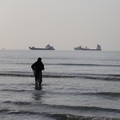 Sejumlah kapal terlihat berlayar di Selat Hormuz dari pesisir Bandar Abbas, Iran, Senin (1/6/2026). Selat Hormuz merupakan jalur pelayaran strategis yang menghubungkan Teluk Persia dengan Laut Arab dan menjadi lintasan utama distribusi minyak serta g