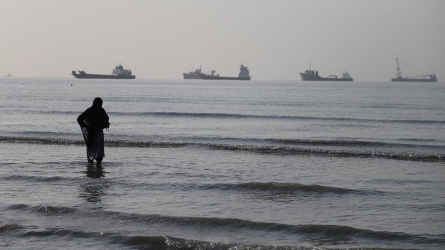 Sejumlah kapal terlihat berlayar di Selat Hormuz dari pesisir Bandar Abbas, Iran, Senin (1/6/2026). Selat Hormuz merupakan jalur pelayaran strategis yang menghubungkan Teluk Persia dengan Laut Arab dan menjadi lintasan utama distribusi minyak serta g