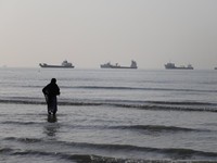 Sejumlah kapal terlihat berlayar di Selat Hormuz dari pesisir Bandar Abbas, Iran, Senin (1/6/2026). Selat Hormuz merupakan jalur pelayaran strategis yang menghubungkan Teluk Persia dengan Laut Arab dan menjadi lintasan utama distribusi minyak serta g