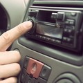 Mendengarkan Radio Tape. (Pexels)