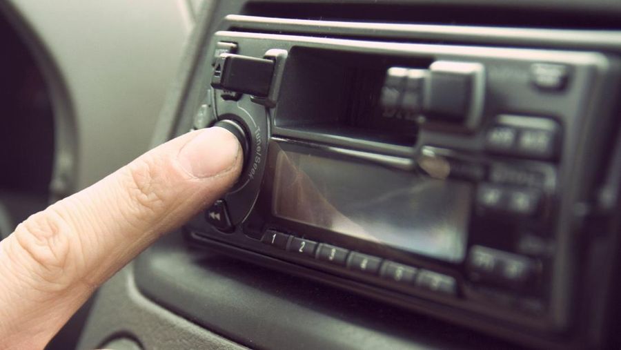 Mendengarkan Radio Tape. (Pexels)