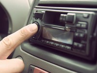 Mendengarkan Radio Tape. (Pexels)