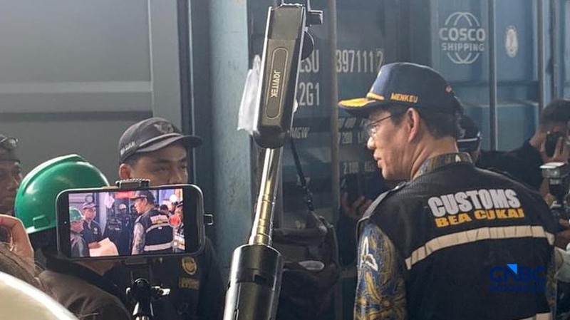 Menteri Keuangan (Menkeu) Purbaya Yudhi Sadewa  meninjau Pelabuhan Tanjung Priok pada Sabtu (6/6/2026). (CNBC Indonesia/Fergi Nadira)