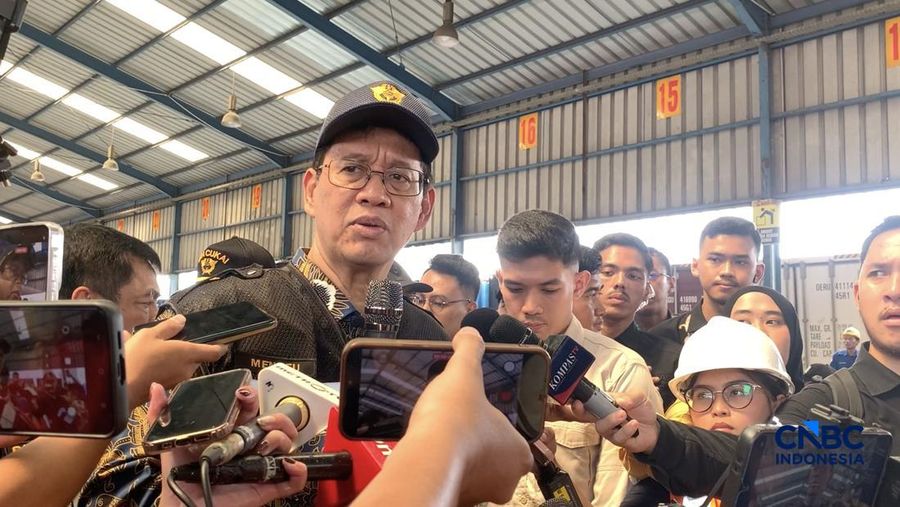 Menteri Keuangan Purbaya Yudhi Sadewa saat memberi keterangan pers saat kunjungannya di Pelabuhan Tj Priok, Sabtu, 6/6. (CNBC Indonesia/Fergi Nadira)