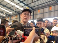 Menteri Keuangan Purbaya Yudhi Sadewa saat memberi keterangan pers saat kunjungannya di Pelabuhan Tj Priok, Sabtu, 6/6. (CNBC Indonesia/Fergi Nadira)
