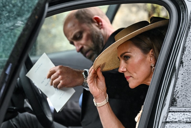 Peter Phillips resmi menikahi Harriet Sperling dalam upacara yang digelar di Gereja All Saints, Kemble, Cirencester, Inggris, Sabtu (6/6/2026). REUTERS/Dylan Martinez