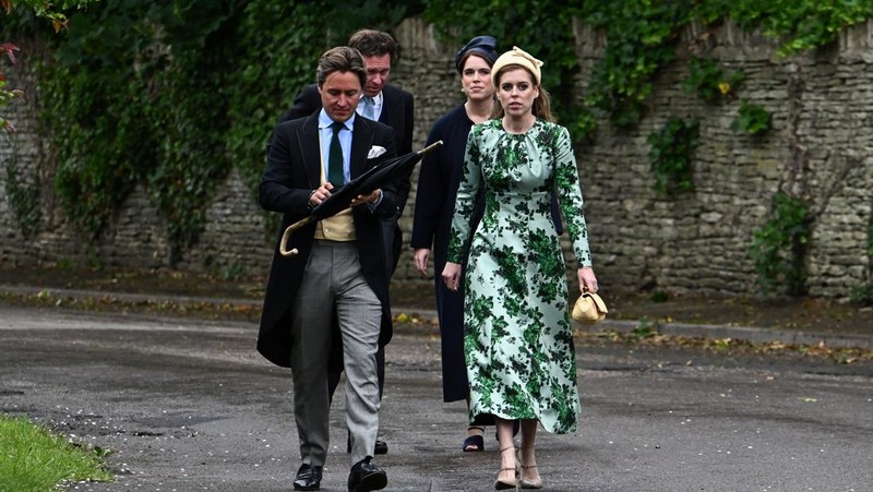 Putri Beatrice dan Putri Eugenie menghadiri pernikahan Peter Phillips, putra Putri Anne, dengan Harriet Sperling di Gereja All Saints, Kemble, Cirencester, Inggris, Sabtu (6/6/2026). Kedatangan kedua cucu mendiang Ratu Elizabeth II tersebut menambah