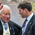 Raja Charles III melambaikan tangan kepada warga saat tiba di Gereja All Saints, Kemble, Cirencester, Inggris, untuk menghadiri pernikahan Peter Phillips, putra Putri Anne, dengan Harriet Sperling, Sabtu (6/6/2026). Kehadiran sang raja menjadi salah