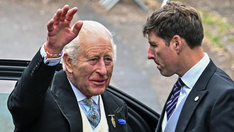 Raja Charles III melambaikan tangan kepada warga saat tiba di Gereja All Saints, Kemble, Cirencester, Inggris, untuk menghadiri pernikahan Peter Phillips, putra Putri Anne, dengan Harriet Sperling, Sabtu (6/6/2026). Kehadiran sang raja menjadi salah