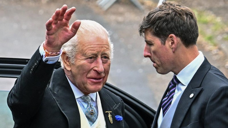 Raja Charles III melambaikan tangan kepada warga saat tiba di Gereja All Saints, Kemble, Cirencester, Inggris, untuk menghadiri pernikahan Peter Phillips, putra Putri Anne, dengan Harriet Sperling, Sabtu (6/6/2026). Kehadiran sang raja menjadi salah