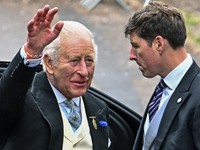 Raja Charles III melambaikan tangan kepada warga saat tiba di Gereja All Saints, Kemble, Cirencester, Inggris, untuk menghadiri pernikahan Peter Phillips, putra Putri Anne, dengan Harriet Sperling, Sabtu (6/6/2026). Kehadiran sang raja menjadi salah