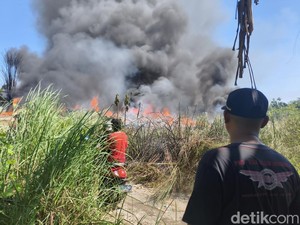 Asap Hitam Membubung, Gudang Plastik Bekas di Sidoarjo Terbakar Hebat