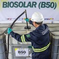 Petugas mengalirkan bahan bakar biodiesel 50 persen (B50) ke dalam drum penyimpanan di Stasiun Blending dan Pengisian Bahan Bakar Uji Jalan B50, Lembang, Kabupaten Bandung Barat, Jawa Barat, Minggu (7/6/2026). Pemerintah menargetkan kebijakan penggun