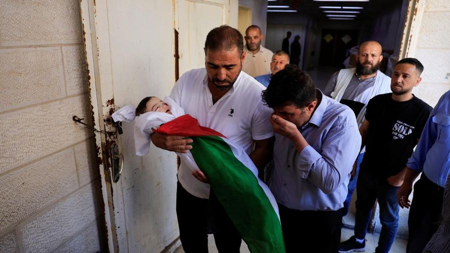 Ayah dan saudara laki-laki Sam Abu Haykal, seorang bayi Palestina berusia 7 bulan yang dibunuh oleh tentara Israel, membawa jenazahnya selama pemakamannya di Hebron di Tepi Barat yang diduduki Israel, 6 Juni 2026. REUTERS/Mussa Qawasma