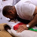 Ayah dan saudara laki-laki Sam Abu Haykal, seorang bayi Palestina berusia 7 bulan yang dibunuh oleh tentara Israel, membawa jenazahnya selama pemakamannya di Hebron di Tepi Barat yang diduduki Israel, 6 Juni 2026. REUTERS/Mussa Qawasma