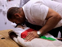 Ayah dan saudara laki-laki Sam Abu Haykal, seorang bayi Palestina berusia 7 bulan yang dibunuh oleh tentara Israel, membawa jenazahnya selama pemakamannya di Hebron di Tepi Barat yang diduduki Israel, 6 Juni 2026. REUTERS/Mussa Qawasma