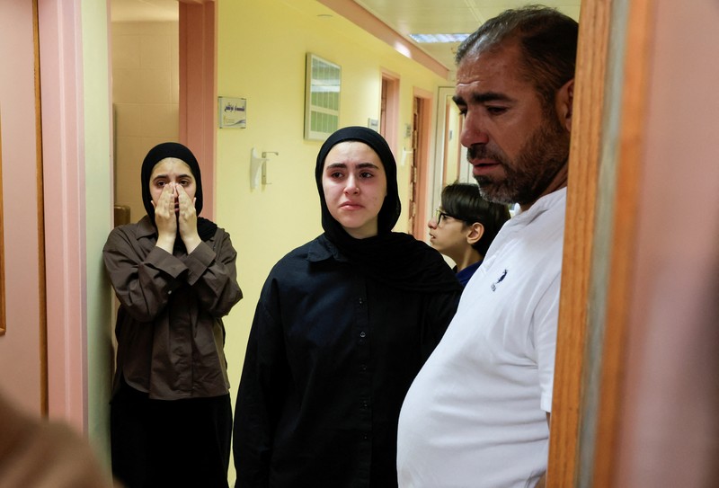 Ayah dan saudara laki-laki Sam Abu Haykal, seorang bayi Palestina berusia 7 bulan yang dibunuh oleh tentara Israel, membawa jenazahnya selama pemakamannya di Hebron di Tepi Barat yang diduduki Israel, 6 Juni 2026. REUTERS/Mussa Qawasma