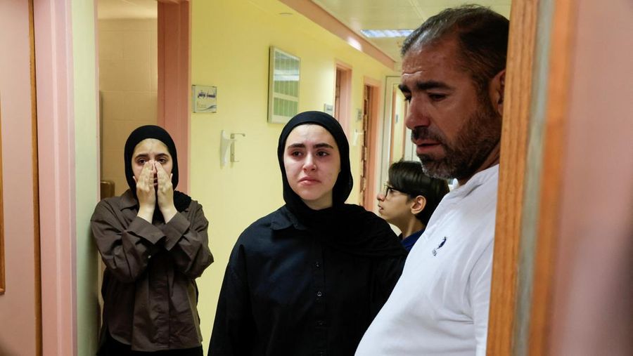 Ayah dan saudara laki-laki Sam Abu Haykal, seorang bayi Palestina berusia 7 bulan yang dibunuh oleh tentara Israel, membawa jenazahnya selama pemakamannya di Hebron di Tepi Barat yang diduduki Israel, 6 Juni 2026. REUTERS/Mussa Qawasma