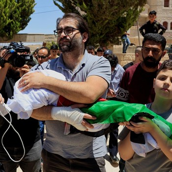 Ayah dan saudara laki-laki Sam Abu Haykal, seorang bayi Palestina berusia 7 bulan yang dibunuh oleh tentara Israel, membawa jenazahnya selama pemakamannya di Hebron di Tepi Barat yang diduduki Israel, 6 Juni 2026. REUTERS/Mussa Qawasma