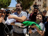 Ayah dan saudara laki-laki Sam Abu Haykal, seorang bayi Palestina berusia 7 bulan yang dibunuh oleh tentara Israel, membawa jenazahnya selama pemakamannya di Hebron di Tepi Barat yang diduduki Israel, 6 Juni 2026. REUTERS/Mussa Qawasma
