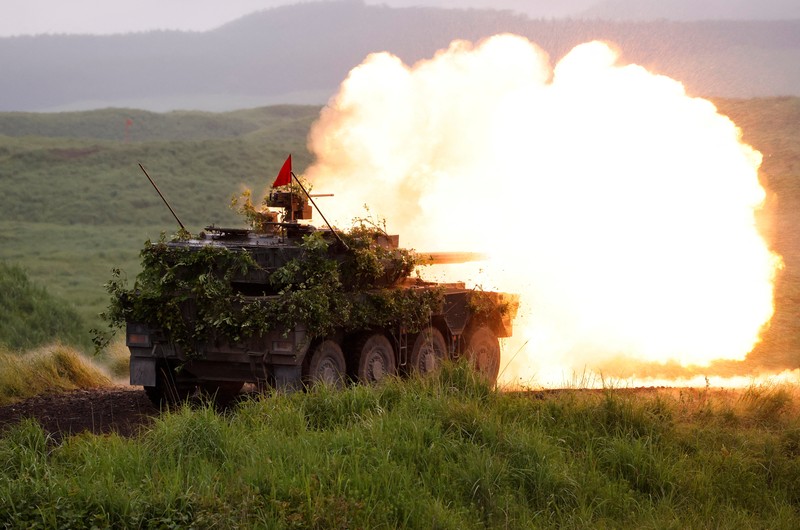 Tank tempur Type 10 milik Pasukan Bela Diri Darat Jepang menembakkan amunisi dalam latihan militer tahunan di Lapangan Latihan Higashifuji, Gotemba, Prefektur Shizuoka, Minggu (7/6/2026). Latihan tembak langsung terbesar Jepang itu digelar di dekat Gunung Fuji dan menjadi ajang demonstrasi kesiapan tempur serta kemampuan persenjataan modern negara tersebut. REUTERS/Manami Yamada