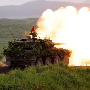 Tank tempur Type 10 milik Pasukan Bela Diri Darat Jepang menembakkan amunisi dalam latihan militer tahunan di Lapangan Latihan Higashifuji, Gotemba, Prefektur Shizuoka, Minggu (7/6/2026). Latihan tembak langsung terbesar Jepang itu digelar di dekat G