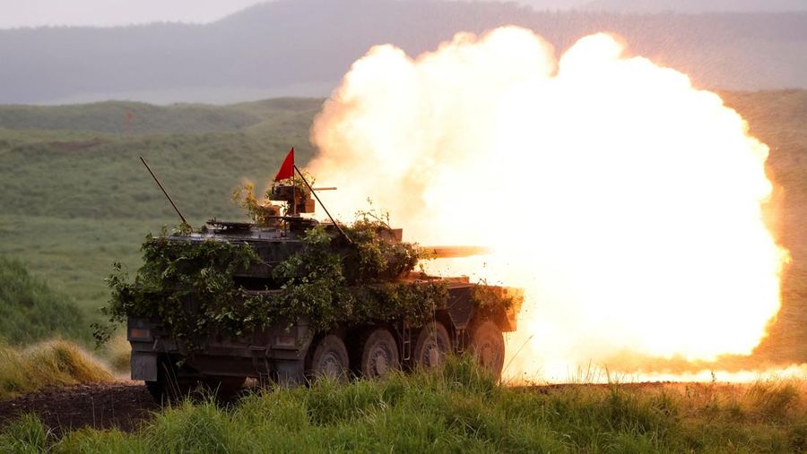 Tank tempur Type 10 milik Pasukan Bela Diri Darat Jepang menembakkan amunisi dalam latihan militer tahunan di Lapangan Latihan Higashifuji, Gotemba, Prefektur Shizuoka, Minggu (7/6/2026). Latihan tembak langsung terbesar Jepang itu digelar di dekat G