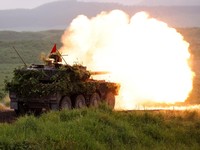 Tank tempur Type 10 milik Pasukan Bela Diri Darat Jepang menembakkan amunisi dalam latihan militer tahunan di Lapangan Latihan Higashifuji, Gotemba, Prefektur Shizuoka, Minggu (7/6/2026). Latihan tembak langsung terbesar Jepang itu digelar di dekat G