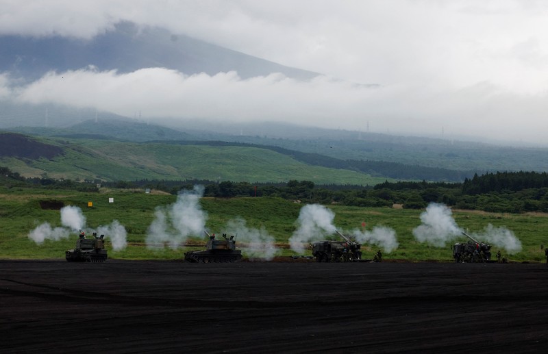 Tank tempur Type 10 milik Pasukan Bela Diri Darat Jepang menembakkan amunisi dalam latihan militer tahunan di Lapangan Latihan Higashifuji, Gotemba, Prefektur Shizuoka, Minggu (7/6/2026). Latihan tembak langsung terbesar Jepang itu digelar di dekat Gunung Fuji dan menjadi ajang demonstrasi kesiapan tempur serta kemampuan persenjataan modern negara tersebut. REUTERS/Manami Yamada