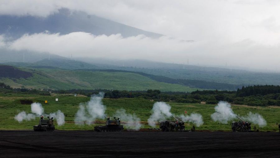 Tank dan sejumlah kendaraan lapis baja Pasukan Bela Diri Darat Jepang bermanuver dalam latihan militer tahunan di Lapangan Latihan Higashifuji, Gotemba, Prefektur Shizuoka, Minggu (7/6/2026). Kegiatan yang digelar di dekat Gunung Fuji tersebut menjad