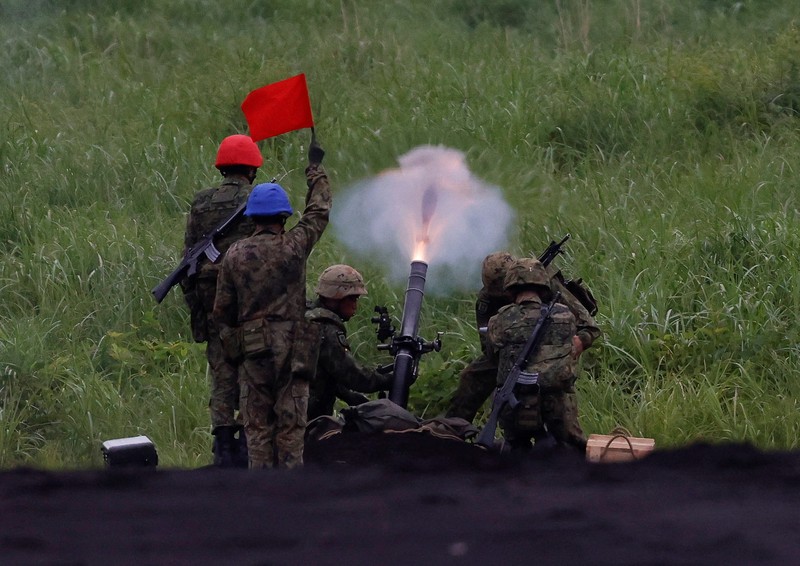 Tank tempur Type 10 milik Pasukan Bela Diri Darat Jepang menembakkan amunisi dalam latihan militer tahunan di Lapangan Latihan Higashifuji, Gotemba, Prefektur Shizuoka, Minggu (7/6/2026). Latihan tembak langsung terbesar Jepang itu digelar di dekat Gunung Fuji dan menjadi ajang demonstrasi kesiapan tempur serta kemampuan persenjataan modern negara tersebut. REUTERS/Manami Yamada