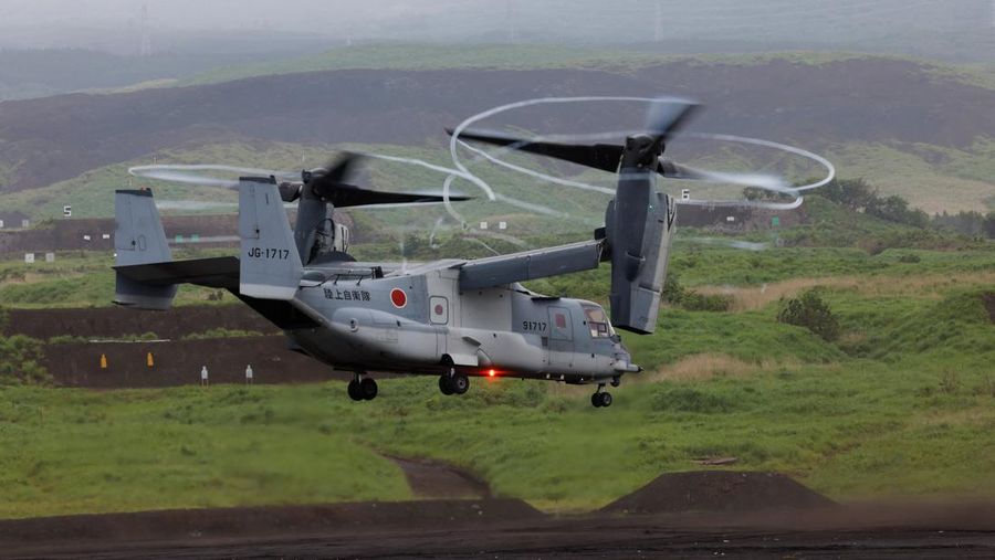 Pesawat angkut tiltrotor V-22 Osprey milik Pasukan Bela Diri Darat Jepang ambil bagian dalam latihan militer tahunan di Lapangan Latihan Higashifuji, Gotemba, Prefektur Shizuoka, Minggu (7/6/2026). Kehadiran pesawat tersebut menjadi bagian dari demon