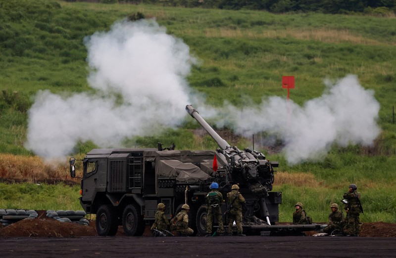 Tank tempur Type 10 milik Pasukan Bela Diri Darat Jepang menembakkan amunisi dalam latihan militer tahunan di Lapangan Latihan Higashifuji, Gotemba, Prefektur Shizuoka, Minggu (7/6/2026). Latihan tembak langsung terbesar Jepang itu digelar di dekat Gunung Fuji dan menjadi ajang demonstrasi kesiapan tempur serta kemampuan persenjataan modern negara tersebut. REUTERS/Manami Yamada