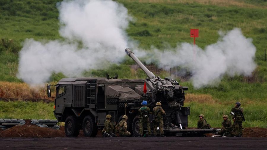 Howitzer swa-gerak Type 19 kaliber 155 mm milik Pasukan Bela Diri Darat Jepang menembakkan amunisi dalam latihan militer tahunan di Lapangan Latihan Higashifuji, Gotemba, Prefektur Shizuoka, Minggu (7/6/2026). Sistem artileri modern tersebut turut di