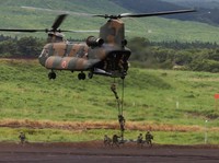 Prajurit Pasukan Bela Diri Darat Jepang melakukan manuver turun dengan tali dari helikopter CH-47 Chinook dalam latihan militer tahunan di Lapangan Latihan Higashifuji, Gotemba, Prefektur Shizuoka, Minggu (7/6/2026). Simulasi tersebut menjadi bagian