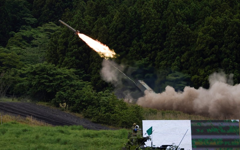 Tank tempur Type 10 milik Pasukan Bela Diri Darat Jepang menembakkan amunisi dalam latihan militer tahunan di Lapangan Latihan Higashifuji, Gotemba, Prefektur Shizuoka, Minggu (7/6/2026). Latihan tembak langsung terbesar Jepang itu digelar di dekat Gunung Fuji dan menjadi ajang demonstrasi kesiapan tempur serta kemampuan persenjataan modern negara tersebut. REUTERS/Manami Yamada