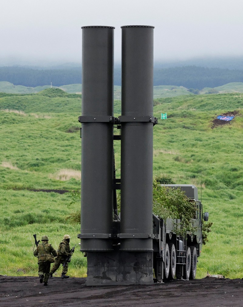 Tank tempur Type 10 milik Pasukan Bela Diri Darat Jepang menembakkan amunisi dalam latihan militer tahunan di Lapangan Latihan Higashifuji, Gotemba, Prefektur Shizuoka, Minggu (7/6/2026). Latihan tembak langsung terbesar Jepang itu digelar di dekat Gunung Fuji dan menjadi ajang demonstrasi kesiapan tempur serta kemampuan persenjataan modern negara tersebut. REUTERS/Manami Yamada