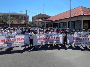 Ratusan Masyarakat Desa Adat Bugbug Geruduk Polres Karangasem