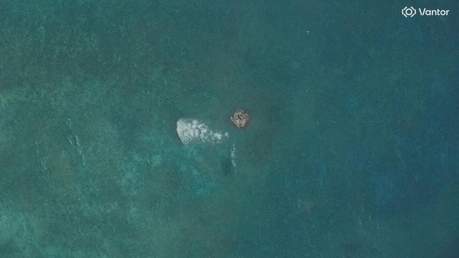 Citra satelit menunjukkan kemungkinan adanya rakit di muara Scarborough Shoal, di Laut Cina Selatan, 30 Mei 2026. Vantor/Handout via REUTERS.