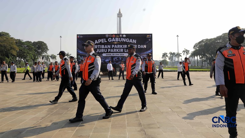 Apel gabungan yang melibatkan personel gabungan dari unsur Dinas Perhubungan (Dishub), Satpol PP, TNI, Polri, hingga Dinas Sosial di Plaza Selatan Monas, Jakarta, Senin, (8/6/2026). (CNBC Indonesia/Muhammad Sabki)