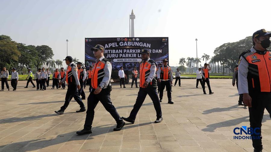 Apel gabungan yang melibatkan personel gabungan dari unsur Dinas Perhubungan (Dishub), Satpol PP, TNI, Polri, hingga Dinas Sosial di Plaza Selatan Monas, Jakarta, Senin, (8/6/2026). (CNBC Indonesia/Muhammad Sabki)