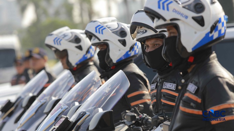 Apel gabungan yang melibatkan personel gabungan dari unsur Dinas Perhubungan (Dishub), Satpol PP, TNI, Polri, hingga Dinas Sosial di Plaza Selatan Monas, Jakarta, Senin, (8/6/2026). (CNBC Indonesia/Muhammad Sabki)