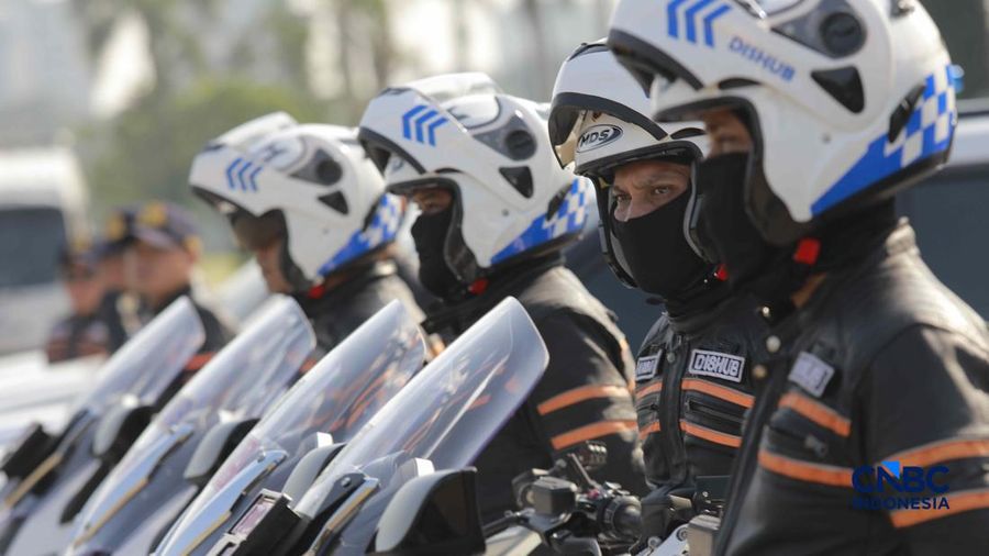 Apel gabungan yang melibatkan personel gabungan dari unsur Dinas Perhubungan (Dishub), Satpol PP, TNI, Polri, hingga Dinas Sosial di Plaza Selatan Monas, Jakarta, Senin, (8/6/2026). (CNBC Indonesia/Muhammad Sabki)